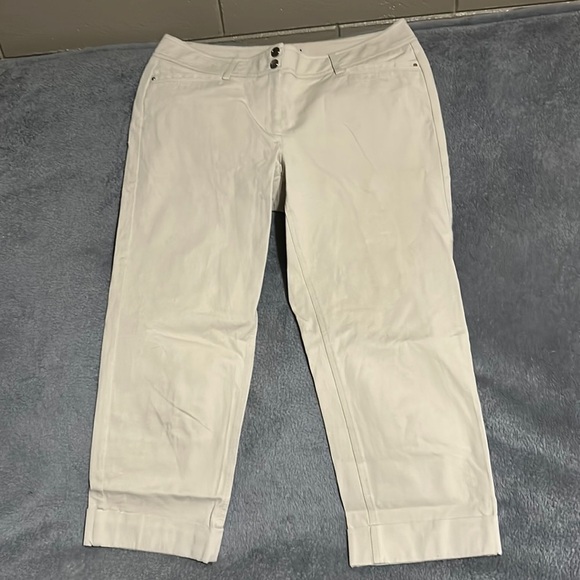 White House Black Market Pants - ❤️White House Black Market Women’s Capris